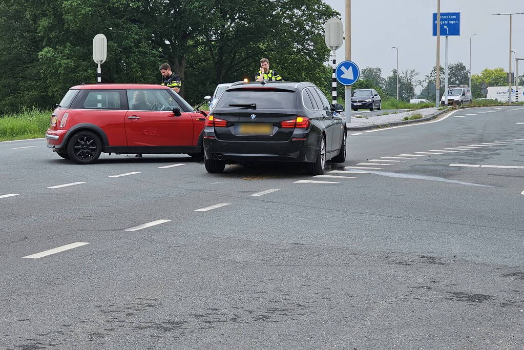 Twee voertuigen botsen op net geopende weg