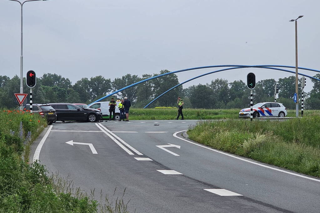 Twee voertuigen botsen op net geopende weg