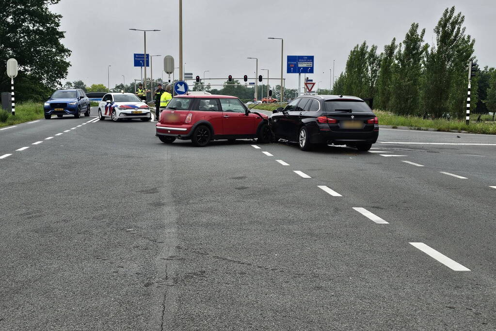 Twee voertuigen botsen op net geopende weg