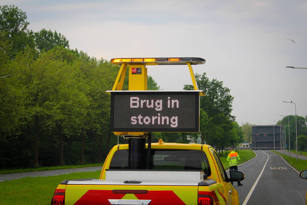 Enorme omleiding door brug in storing