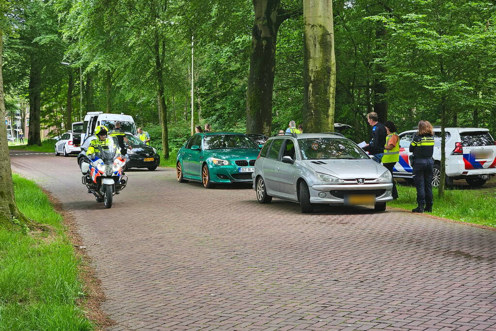 Automobilisten van de weg voor verkeerscontrole