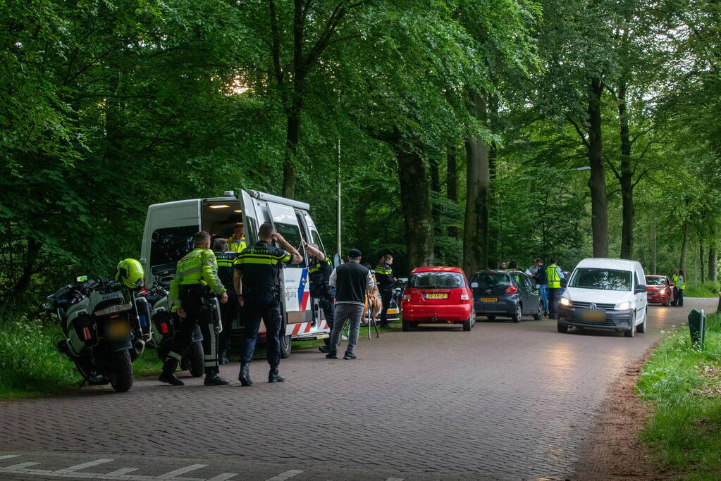 Automobilisten van de weg voor verkeerscontrole