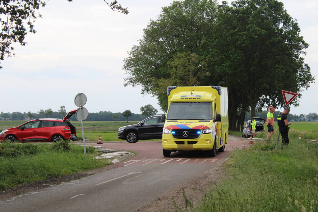 Bestelbus belandt in sloot na botsing met auto