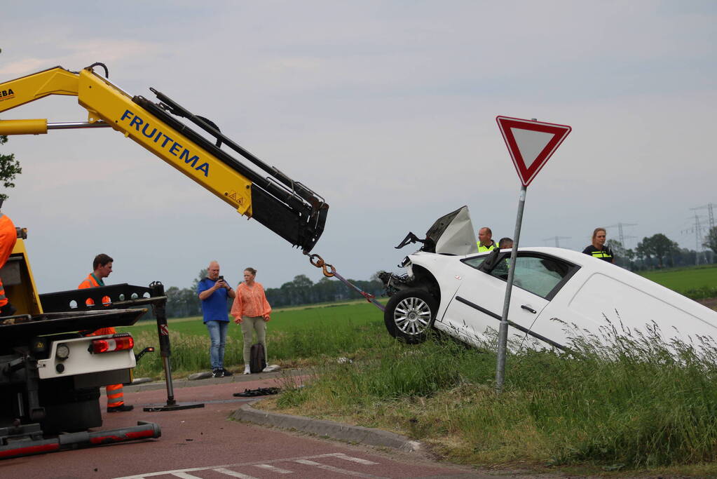 Bestelbus belandt in sloot na botsing met auto