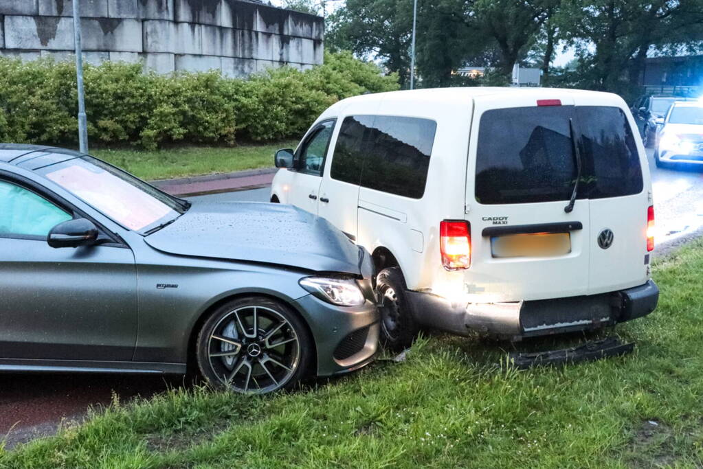 Schade na botsing tussen twee voertuigen