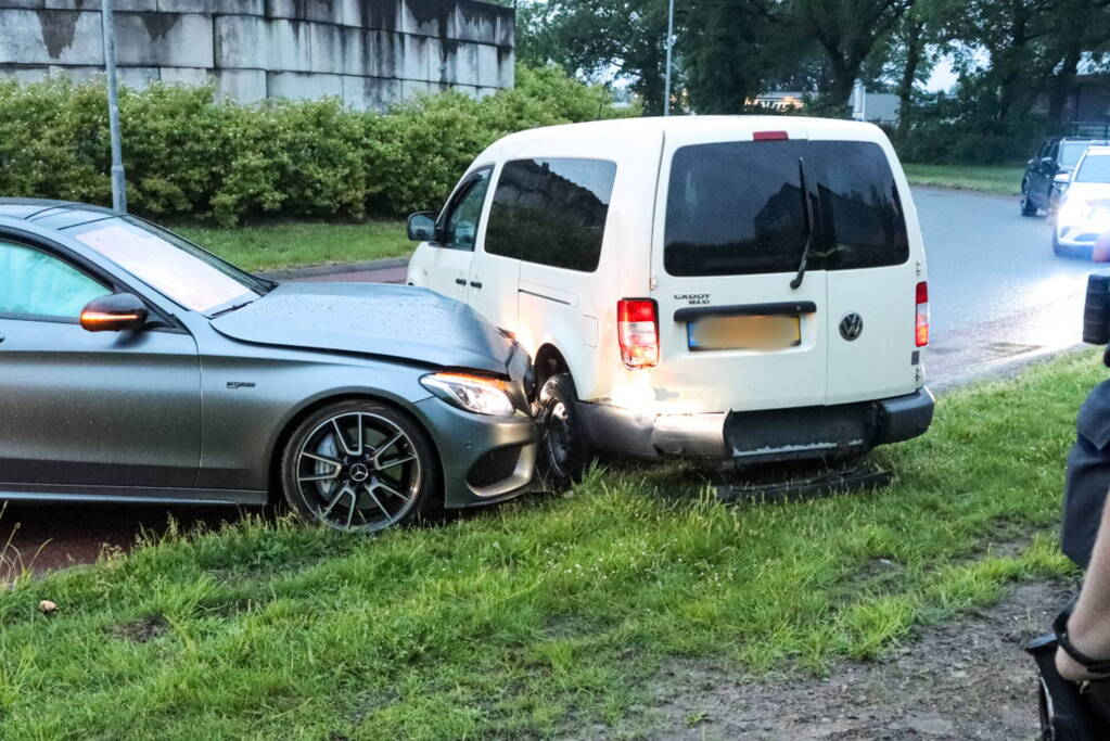 Schade na botsing tussen twee voertuigen