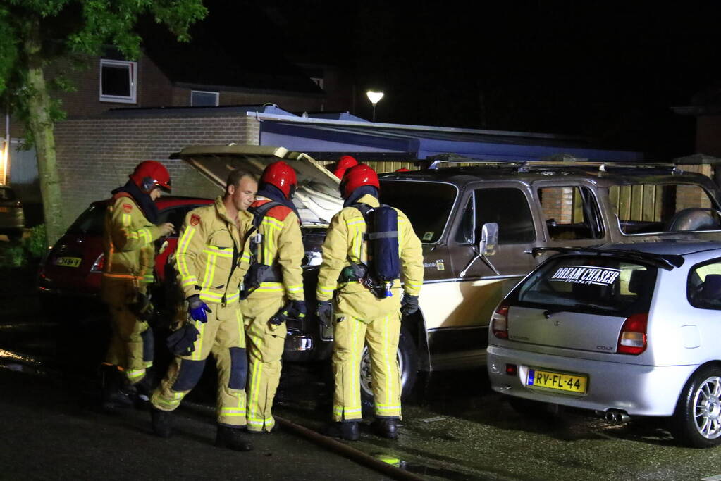 Flinke schade na brand in geparkeerde auto