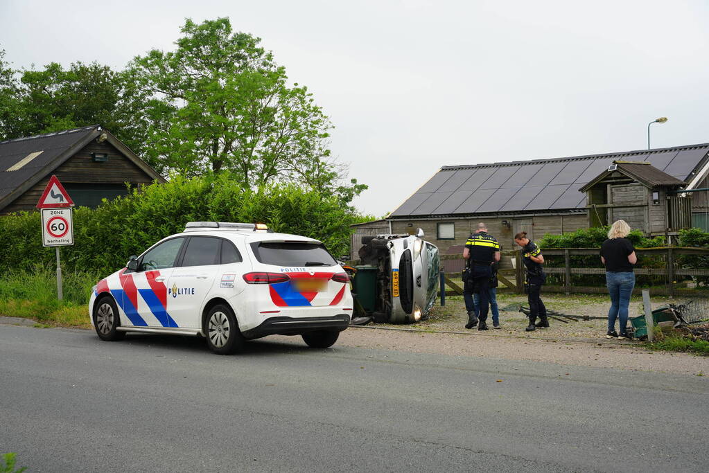 Automobilist ramt hekwerk en belandt op zijkant