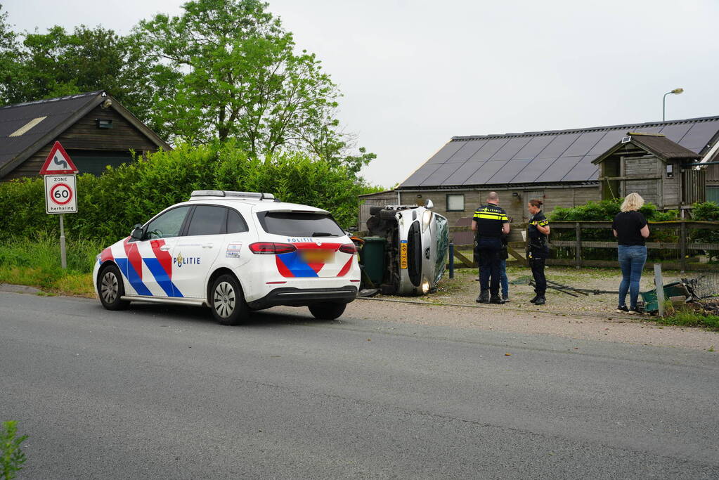 Automobilist ramt hekwerk en belandt op zijkant