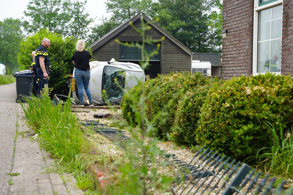 Automobilist ramt hekwerk en belandt op zijkant