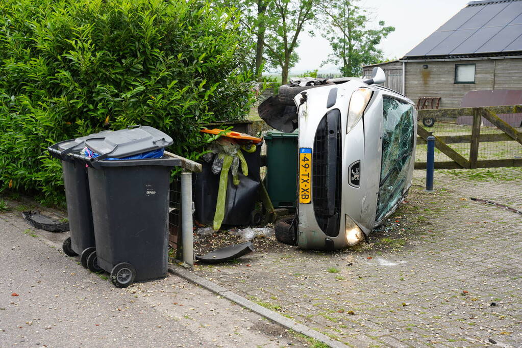 Automobilist ramt hekwerk en belandt op zijkant