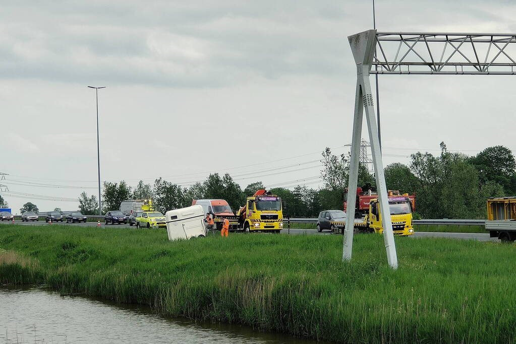 Paardentrailer belandt in sloot