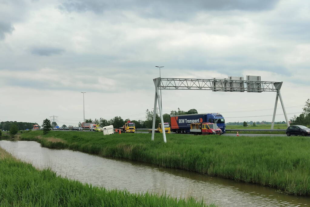 Paardentrailer belandt in sloot