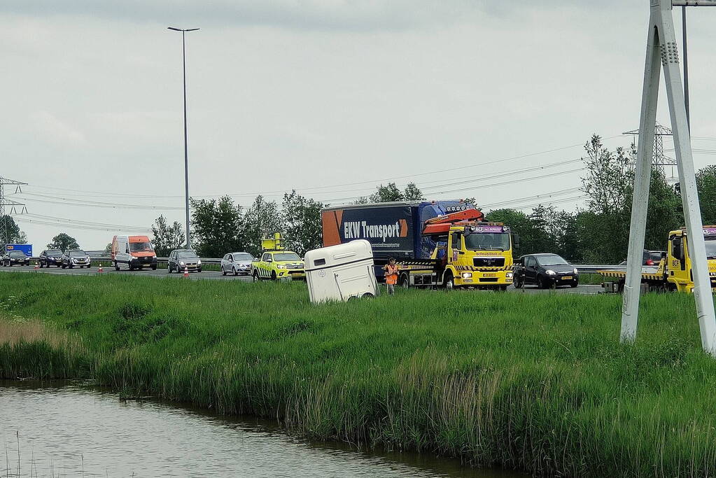 Paardentrailer belandt in sloot