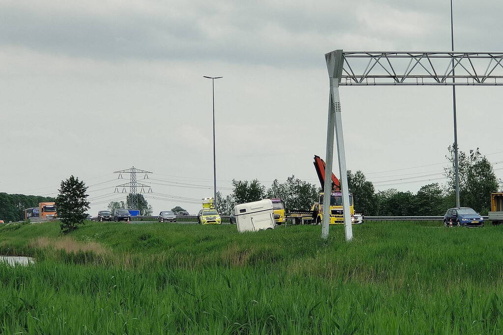 Paardentrailer belandt in sloot