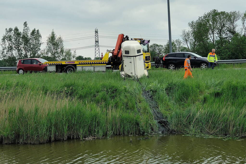 Paardentrailer belandt in sloot