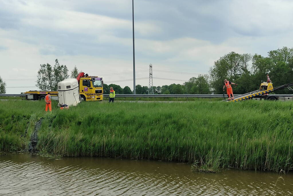 Paardentrailer belandt in sloot