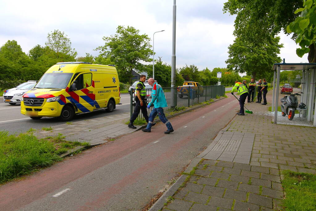 Scooterrijder rijdt tegen Bushokje en raakt gewond