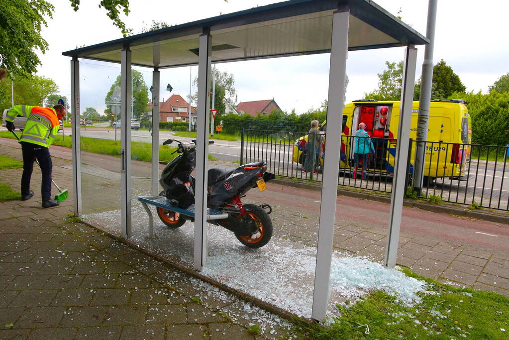 Scooterrijder rijdt tegen Bushokje en raakt gewond