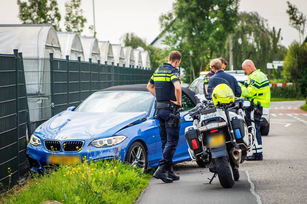 Automobilist raakt van de weg en botst op hek