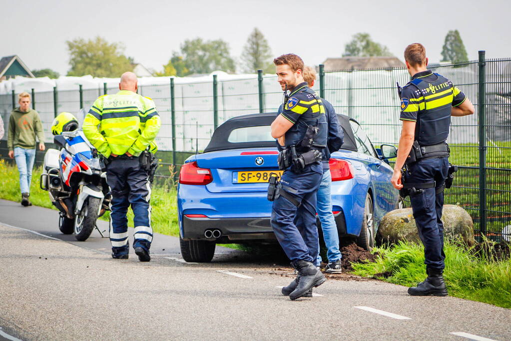 Automobilist raakt van de weg en botst op hek