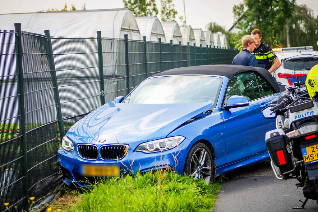 Automobilist raakt van de weg en botst op hek