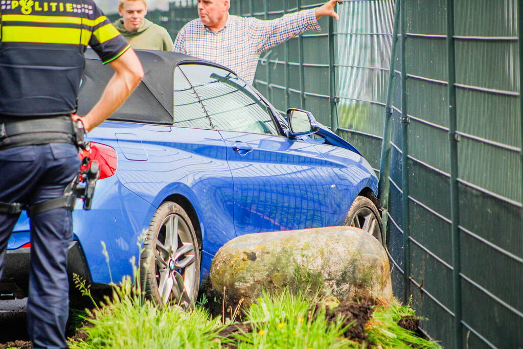 Automobilist raakt van de weg en botst op hek