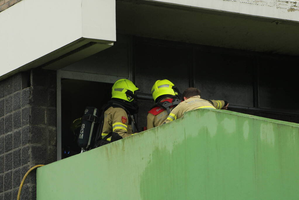 Brand in berging van flatgebouw