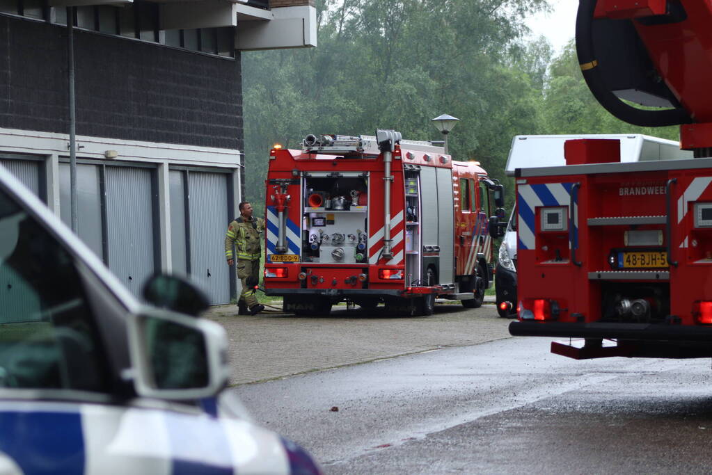 Brand in berging van flatgebouw