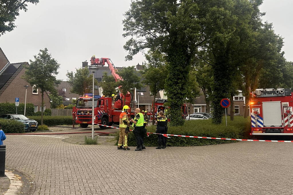 Brandweer blust uitslaande woningbrand