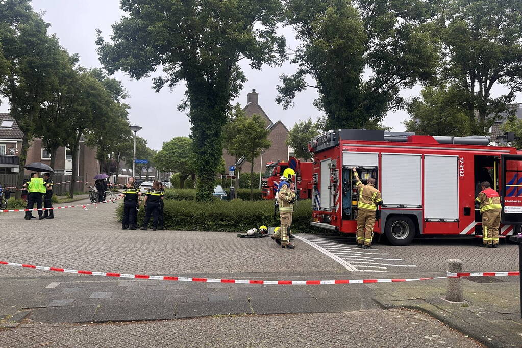 Brandweer blust uitslaande woningbrand