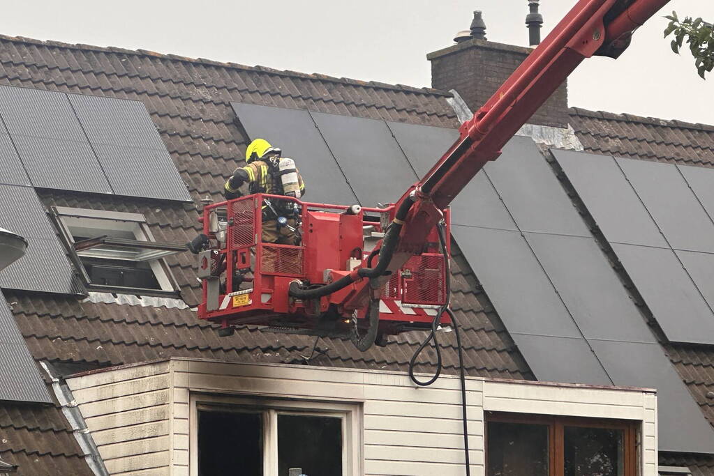 Brandweer blust uitslaande woningbrand