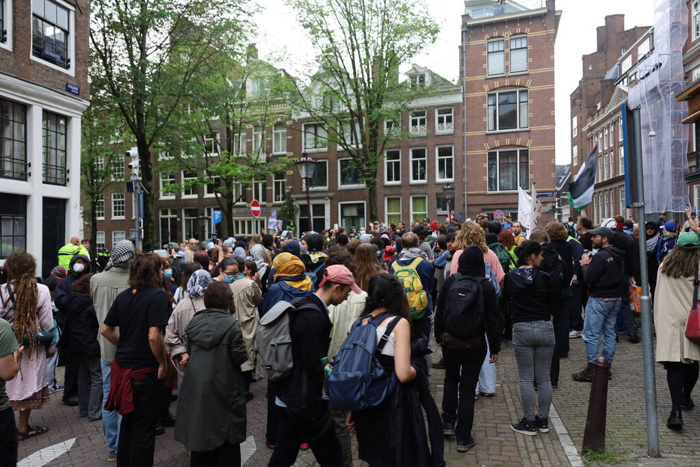 Ruim 200 pro-Palestina demonstranten dringen Stopera binnen