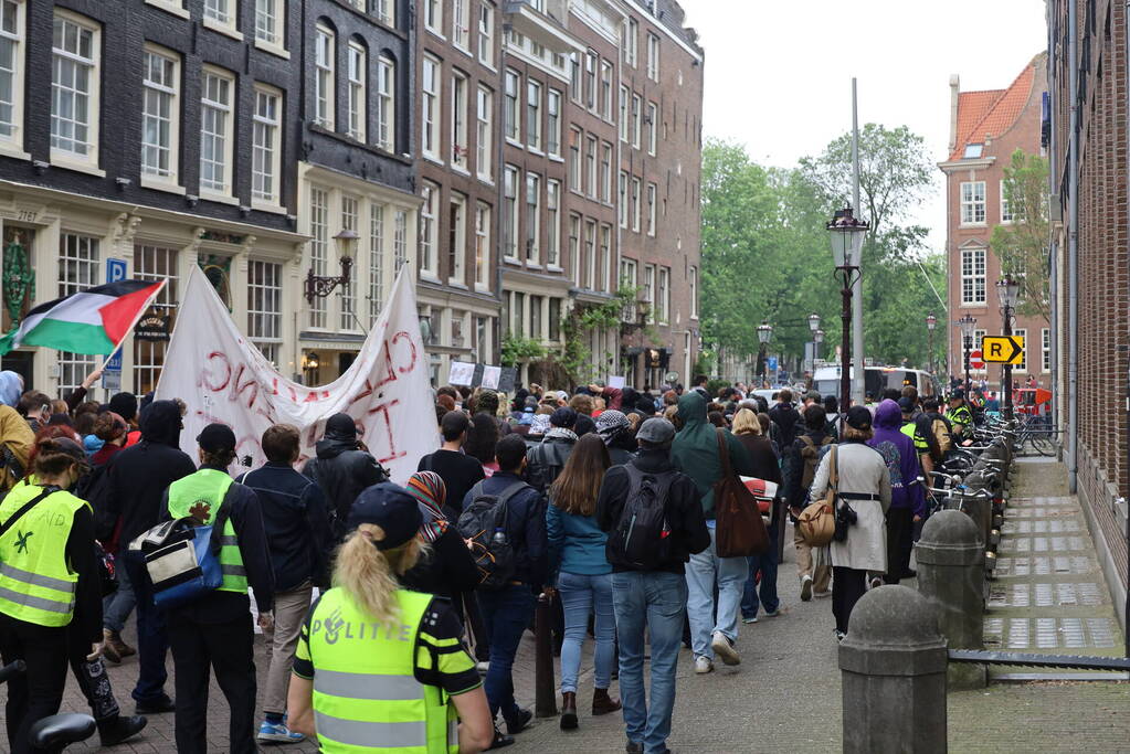 Ruim 200 pro-Palestina demonstranten dringen Stopera binnen