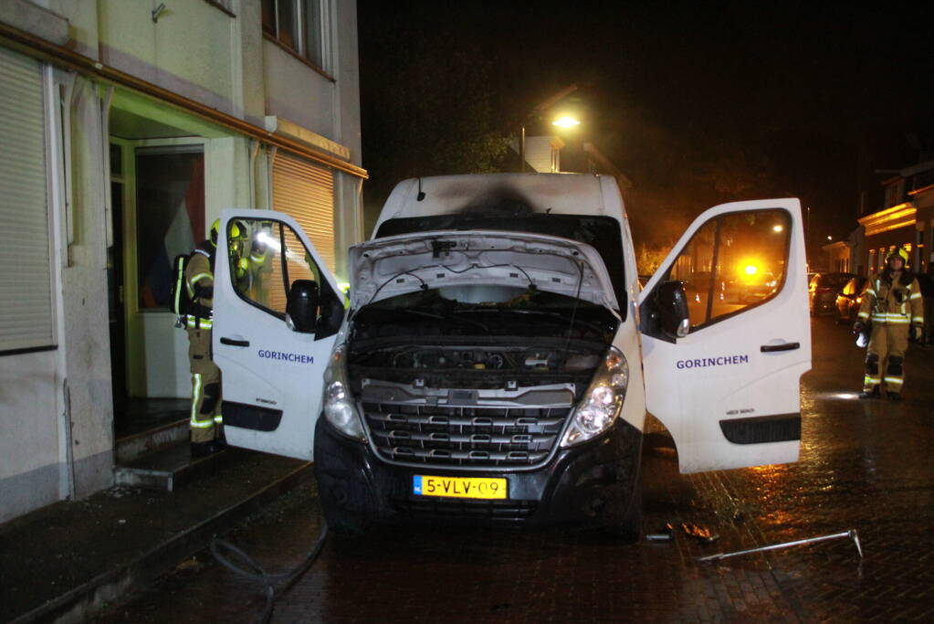 Voorkant bestelbus afgebrand