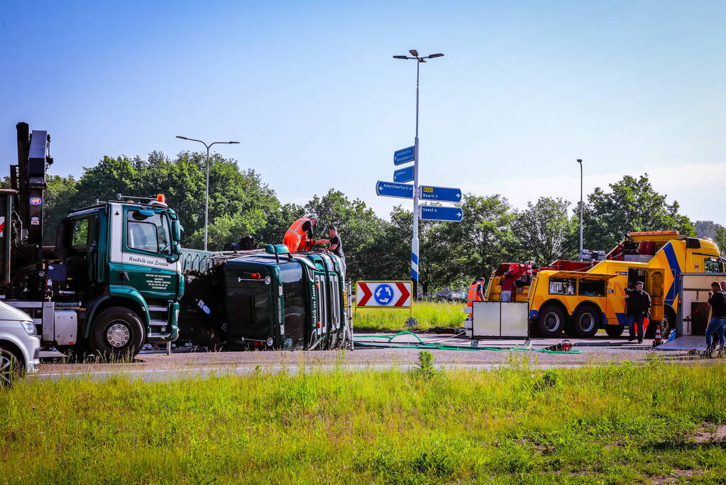 Vrachtwagen kantelt op rotonde