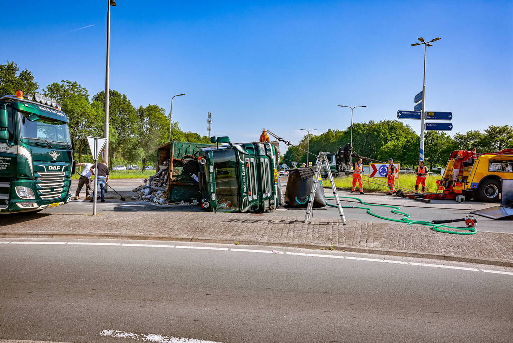 Vrachtwagen kantelt op rotonde