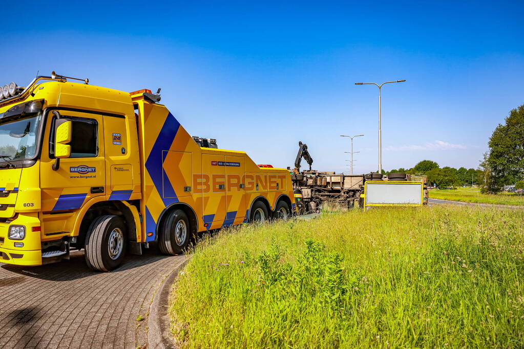 Vrachtwagen kantelt op rotonde