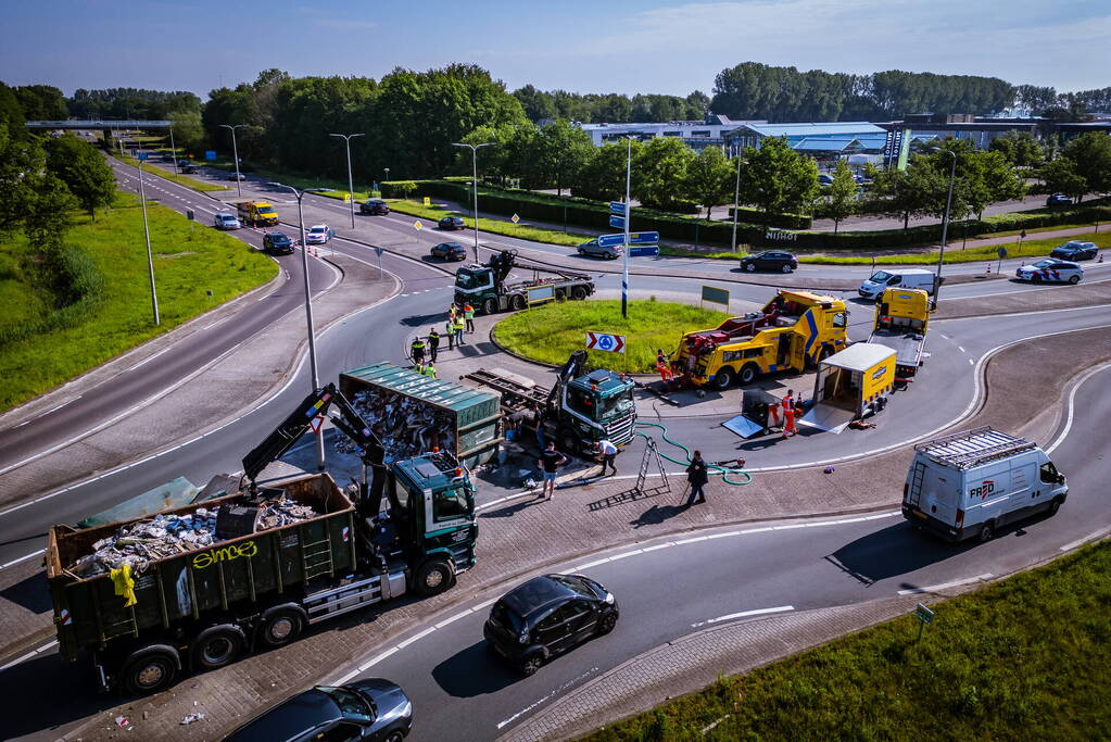 Vrachtwagen kantelt op rotonde