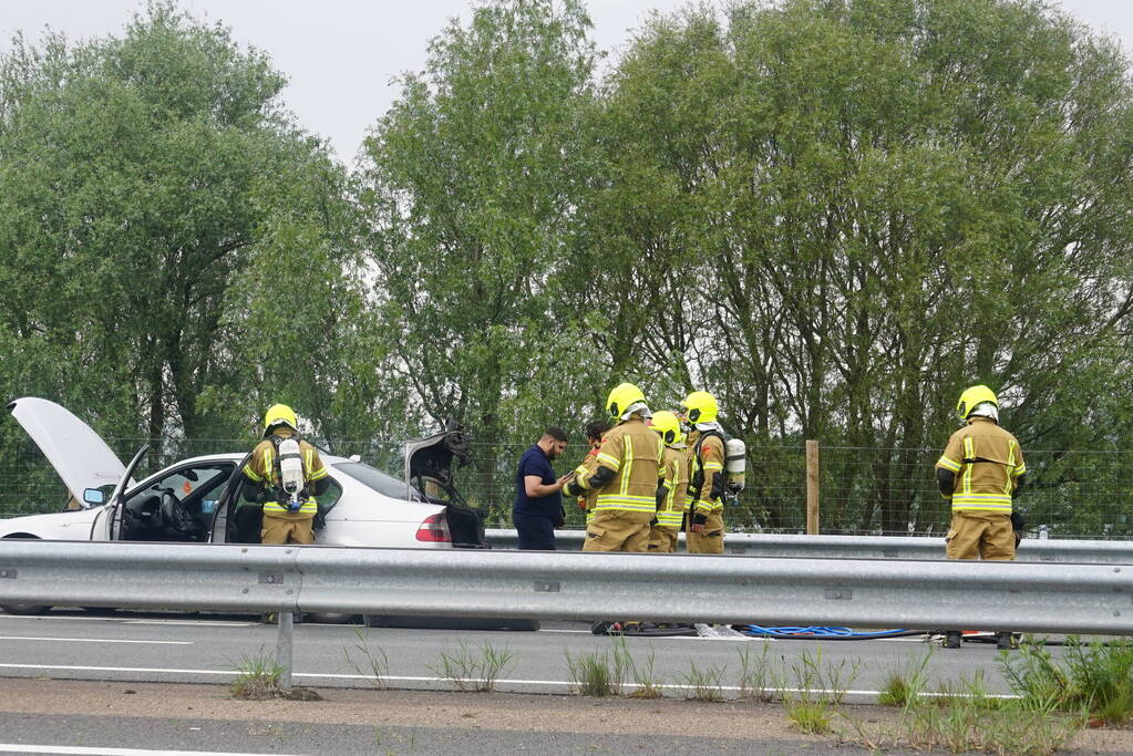 Auto vliegt al rijdend in brand