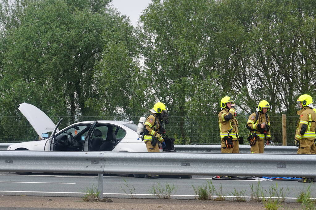 Auto vliegt al rijdend in brand