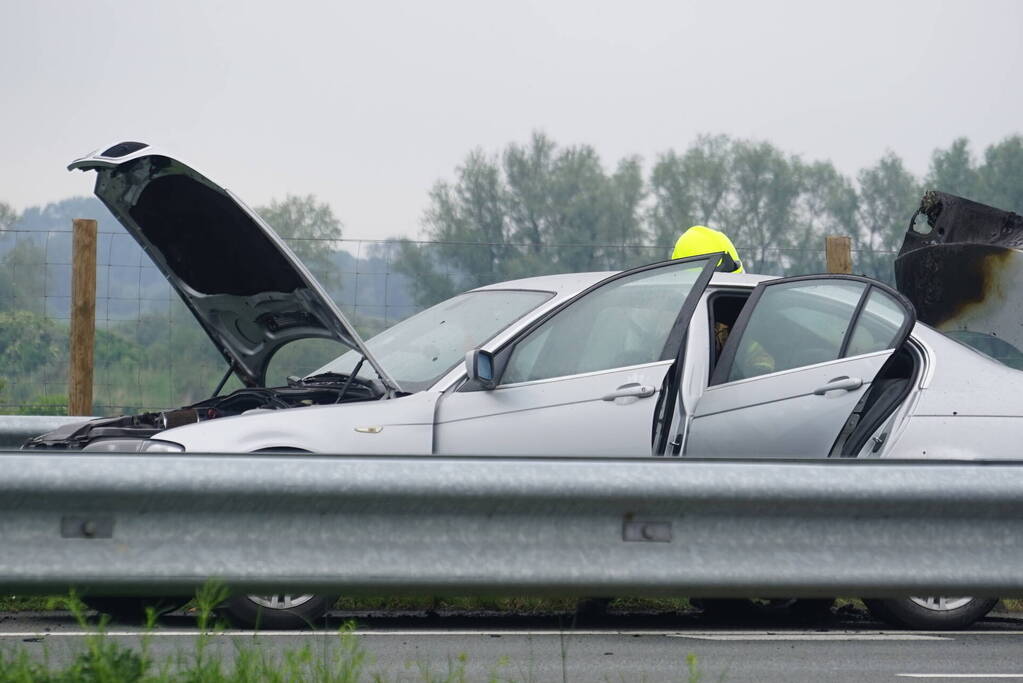 Auto vliegt al rijdend in brand