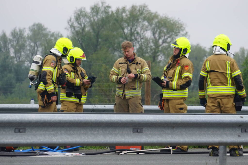 Auto vliegt al rijdend in brand