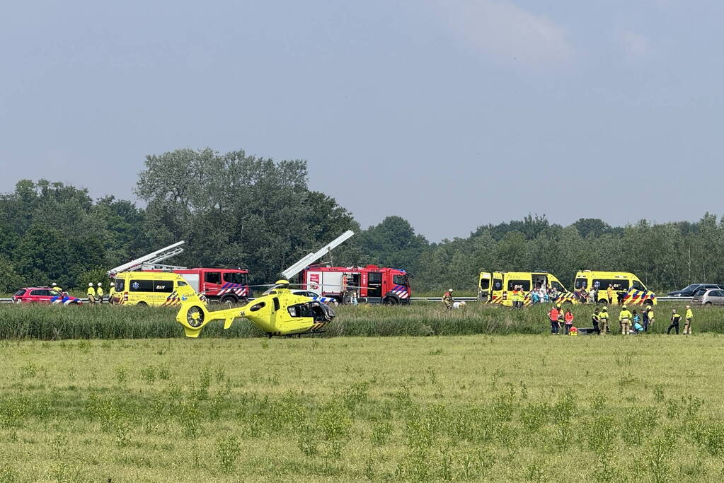 Auto raakt van snelweg en belandt in sloot, traumateam ingezet