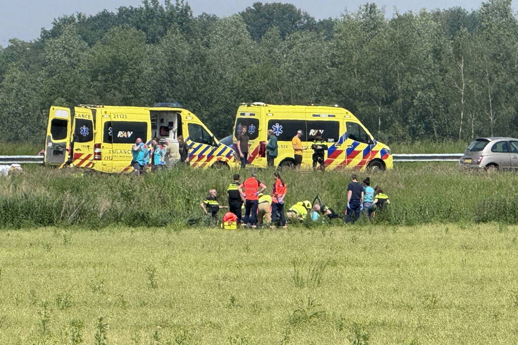 Auto raakt van snelweg en belandt in sloot, traumateam ingezet