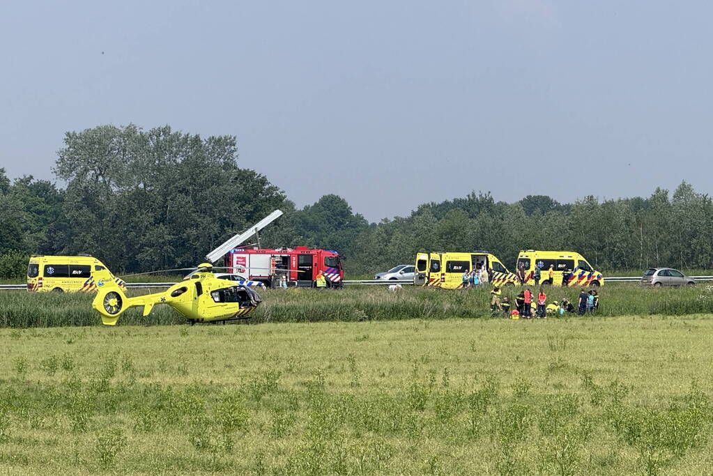 Auto raakt van snelweg en belandt in sloot, traumateam ingezet