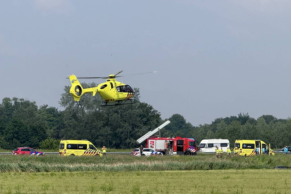 Auto raakt van snelweg en belandt in sloot, traumateam ingezet