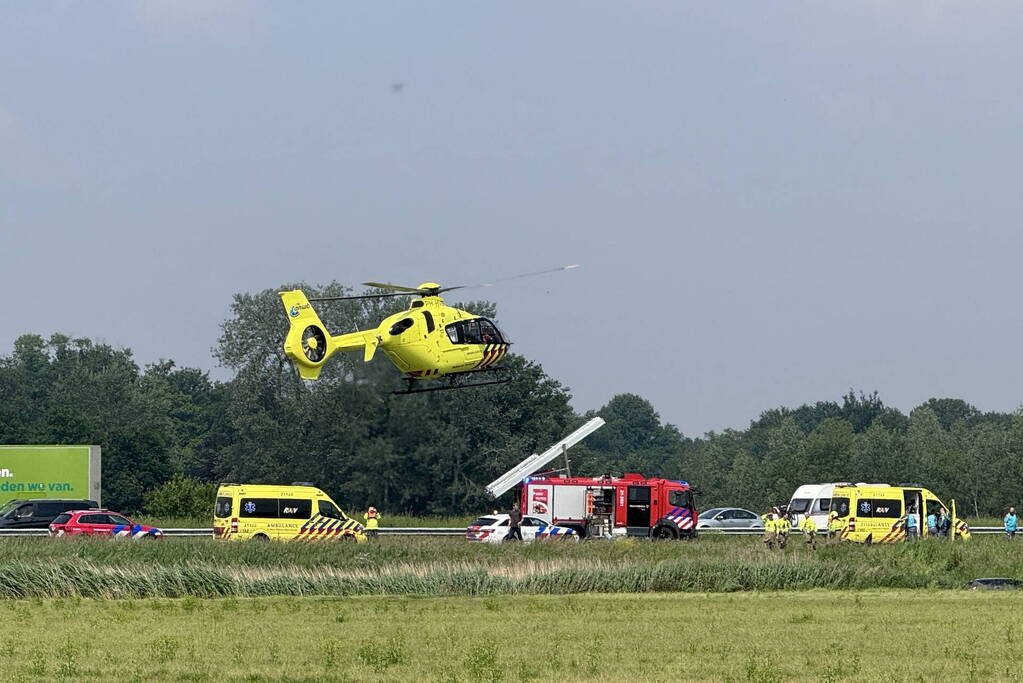 Auto raakt van snelweg en belandt in sloot, traumateam ingezet