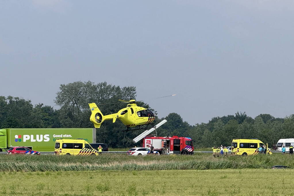 Auto raakt van snelweg en belandt in sloot, traumateam ingezet