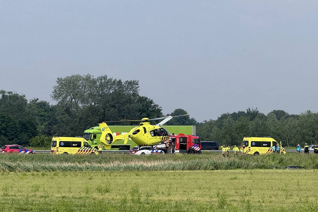 Auto raakt van snelweg en belandt in sloot, traumateam ingezet